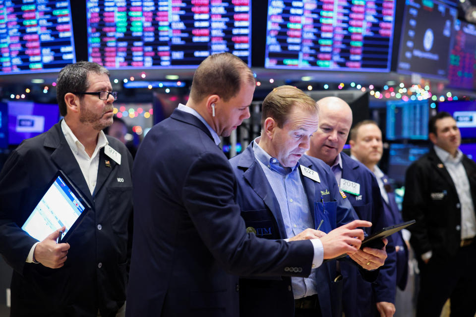 Handlowcy pracują na parkiecie nowojorskiej giełdy papierów wartościowych (NYSE) w Nowym Jorku, USA, 5 stycznia 2023 r. REUTERS/Andrew Kelly