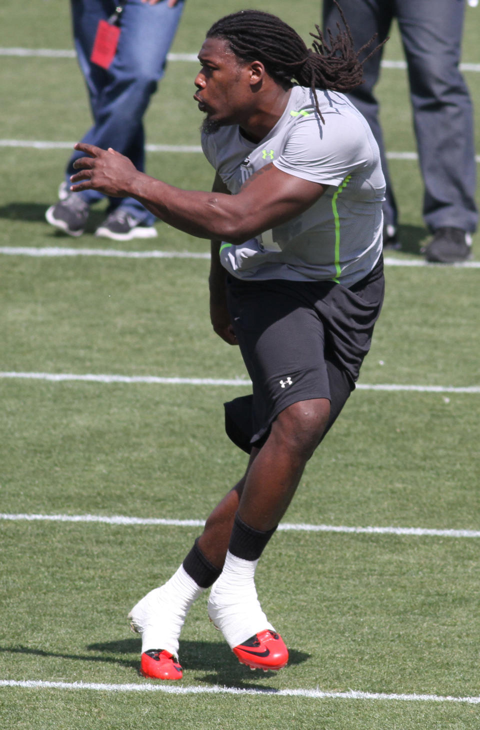 South Carolina defensive end Jadeveon Clowney competes in a drill for NFL representatives at South Carolina football pro day in Columbia, S.C., Wednesday, April 2, 2014. (AP Photo/Mary Ann Chastain)