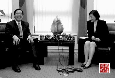 2001年，時任台北市長的馬英九（左）訪港返台後向陸委會主委蔡英文匯報成果。（取自蕭陶博客）