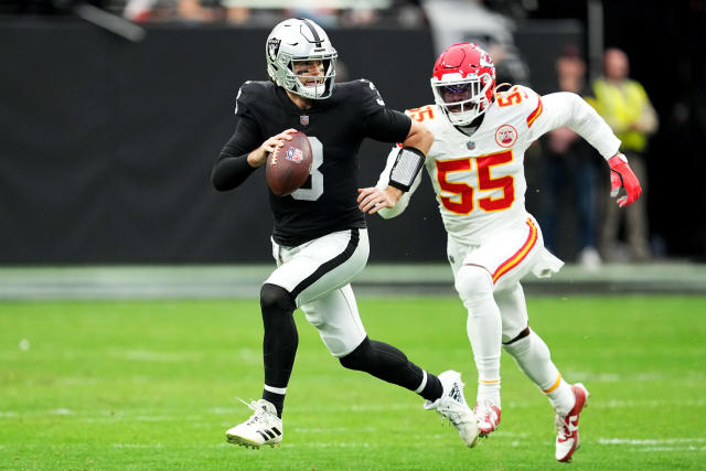 Chiefs DE Frank Clark suffers groin injury vs. Raiders in Week 18