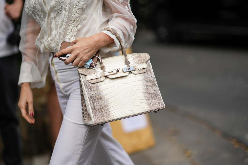 Bolso Himalaya Birkin con estampado de cocodrilo de cuero y diamantes. Foto de Edward Berthelot/Getty Images