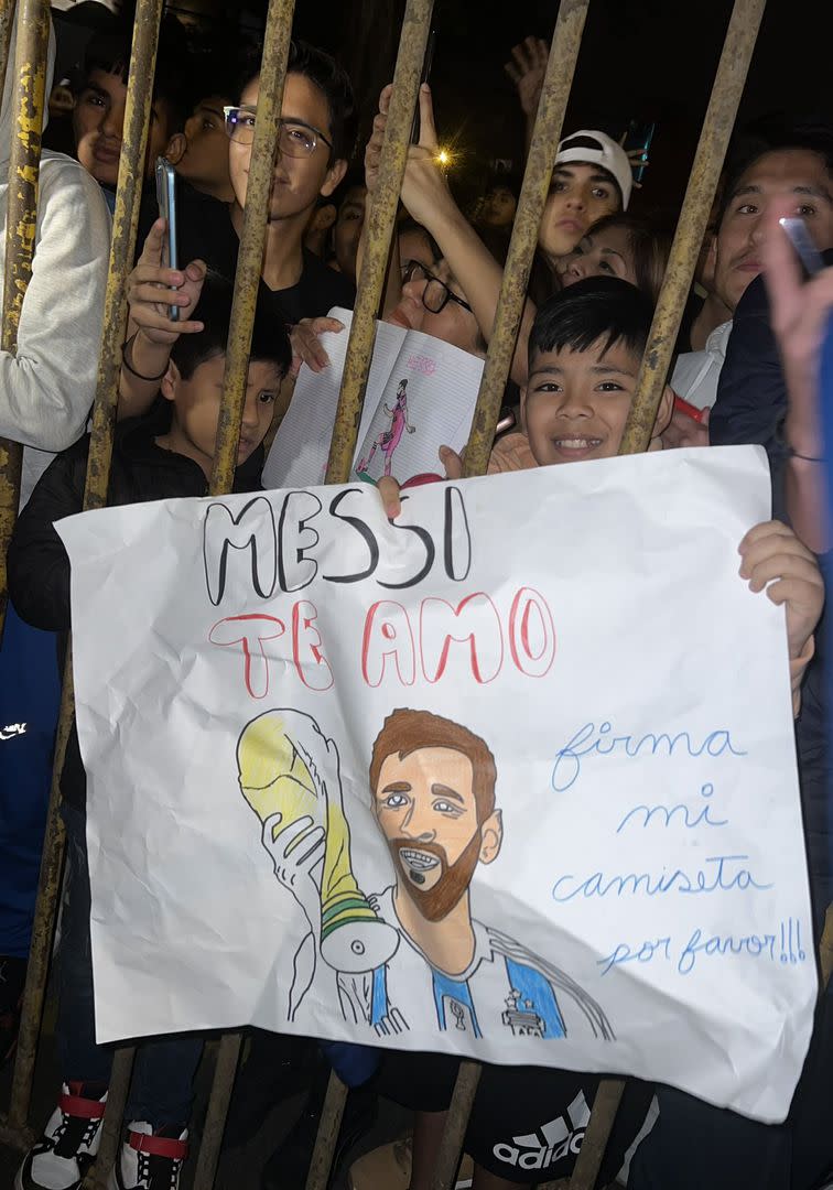 Chicos y grandes, imantados por Messi