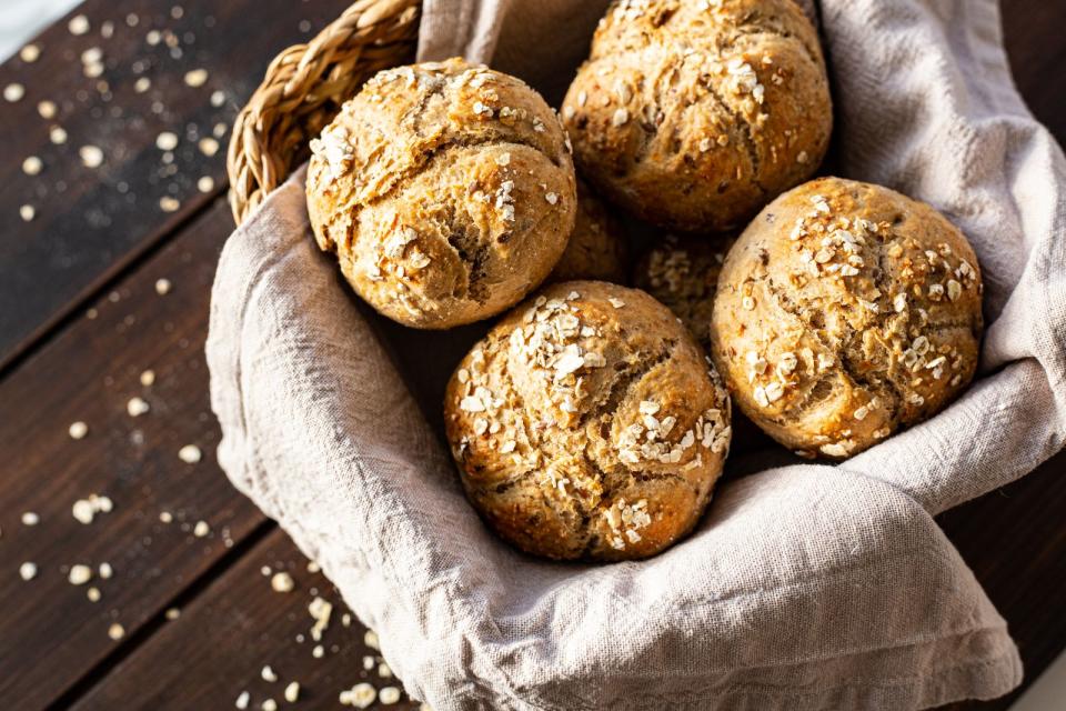 Brötchen mit Haferflocken sind sehr bekömmlich und zudem recht flott zubereitet. Für etwa zehn Brötchen wird Mehl (500 Gramm) in eine Schüssel gesiebt. In einer Kuhle im Mehl einen halben Würfel frische Hefe zerbröckeln und mit einem halben Teelöffel Zucker mischen. Mit etwas lauwarmer Pflanzenmilch daraus ein Vorteig ansetzen, der etwa eine Stunde lang ruhen sollte. Der Vorteig sollte sein Volumen verdoppelt haben, bevor die weiteren Zutaten hinzugefügt werden. (Bild: iStock/Sandra Backwinkel)