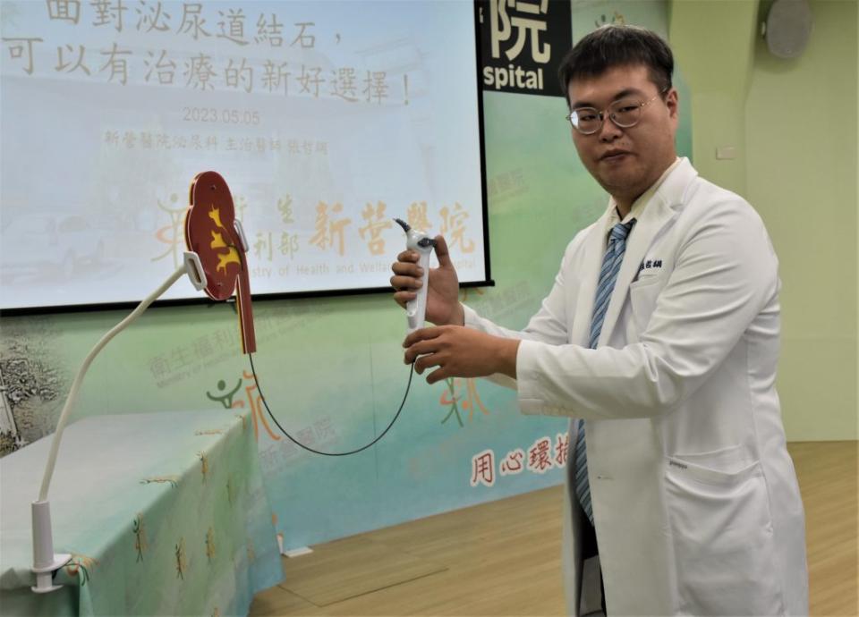 新營醫院泌尿科主治醫師張哲綱示範軟式輸尿管鏡取石手術。（記者翁聖權攝）