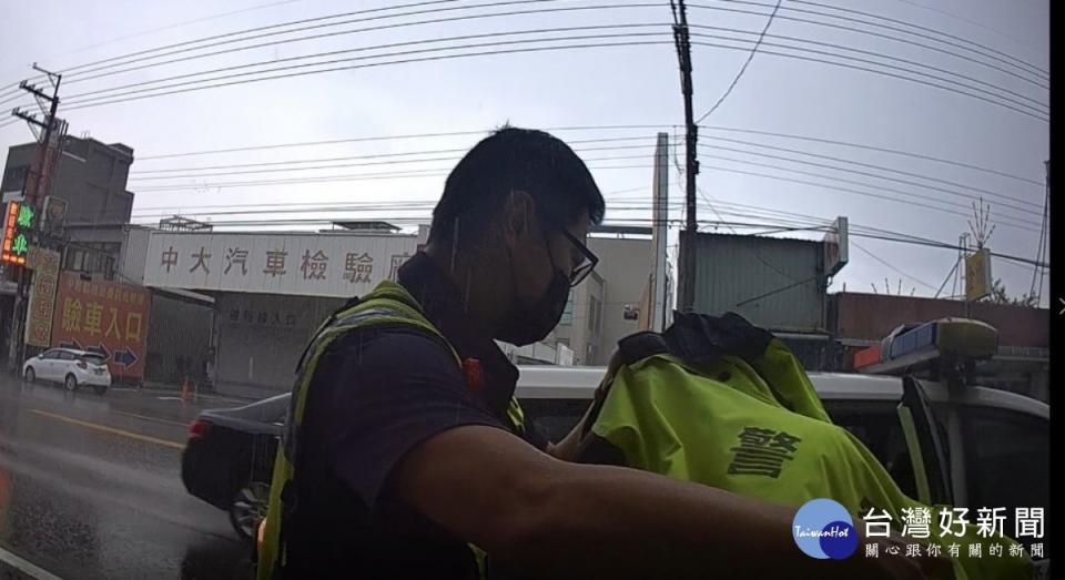 老婦人大雨中迷途，暖警訪詢舊址鄰居協助返家