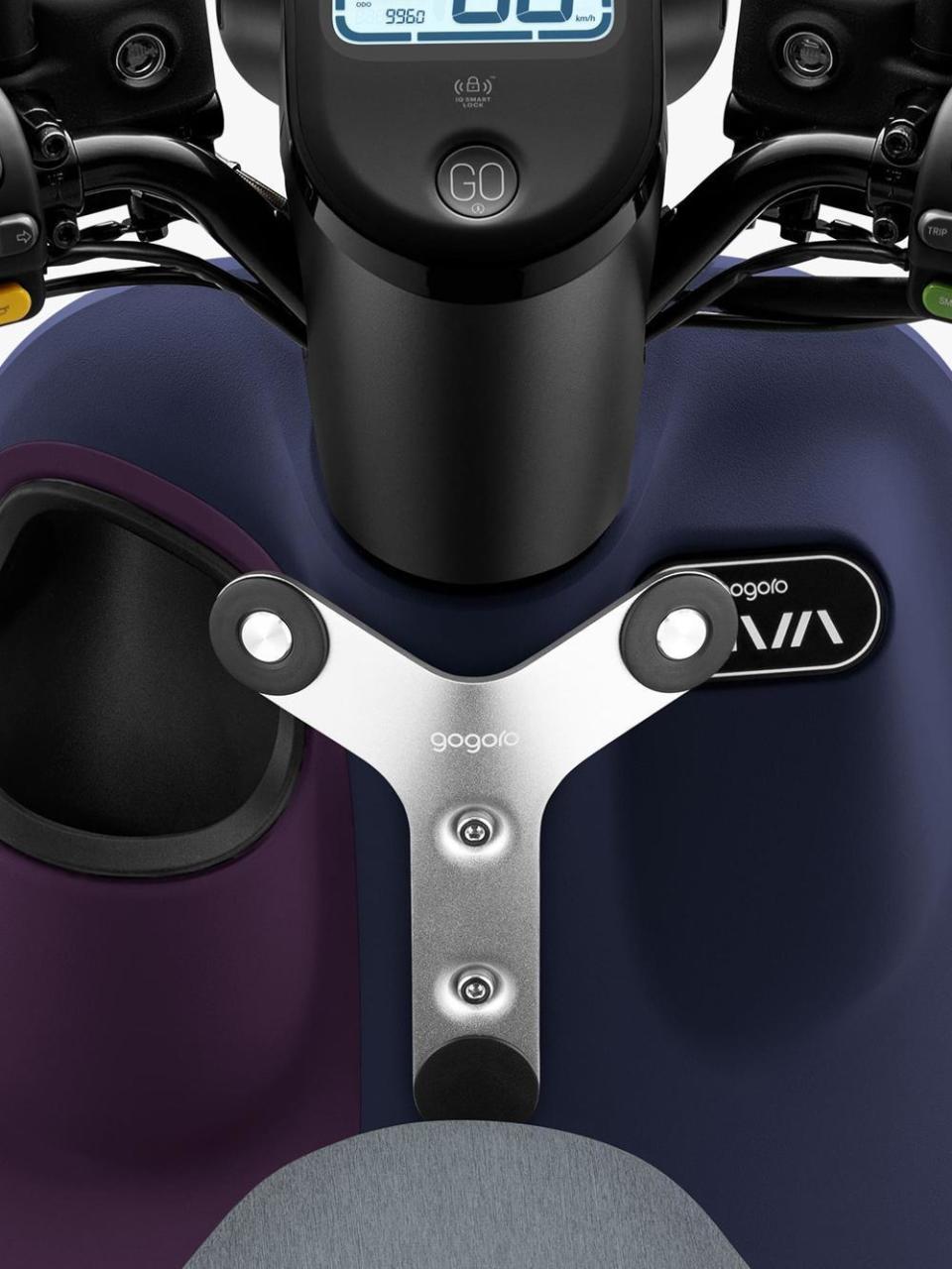 Gogoro VIVA MIX 靈魂紫限定版標配「鋁合金 Y 型置物架」，工藝鍛造讓日常置物有如精品展示，獨家磁吸吊掛方式也貼心女性置物。