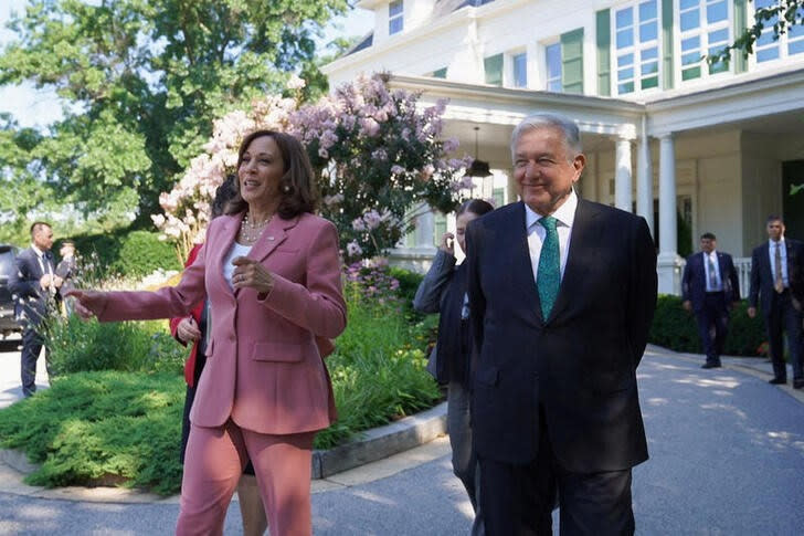 Foto del martes de la vicepresidenta de EEUU Kamala Harris con el mandatario mexicano Andres Manuel Lopez Obrador en la residencia oficial de la vicepresidenta en Washington