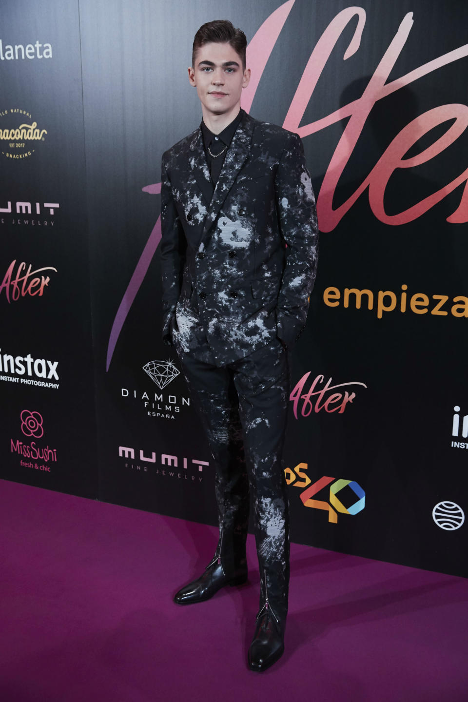 <p>Hero Fiennes-Tiffin les robó parte del protagonismo a sus compañeras de estreno tras enfundarse un traje estampado que no dejó a nadie indiferente. (Foto: Gtres). </p>