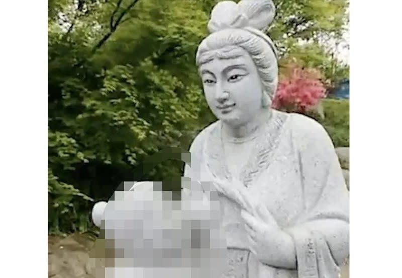 The statue of a woman breastfeeding her mother-in-law at Zhejiang Province in China has been removed following complaints from visitors and internet users. — Picture via Weibo