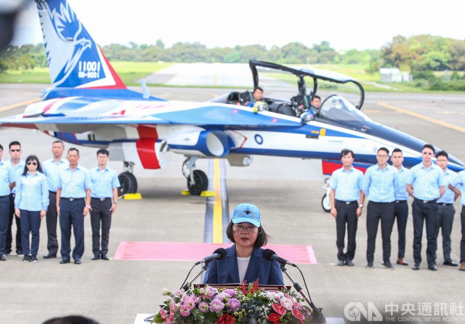 國機國造、首架勇鷹新式高教機去年9月在台中漢翔公司正式出廠，歷經近一年動態、靜態測試後，22日上午在台中清泉崗舉辦正式首飛典禮；總統蔡英文（前中）前往視導，並在勇鷹前致詞、慰勉。(中央社) 