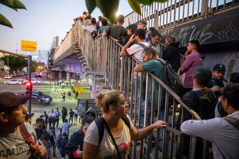 Cientos de personas cruzando el Puente Saavedra,Buenos Aires, 27 de abril