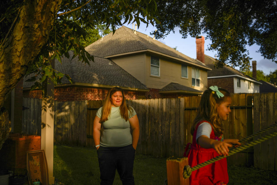 Becca Cosani recoge a su hija, Isabel, de un año, en el preescolar cerca de su casa, en Missouri City, Texas, el 26 de octubre de 2023. (Callaghan O