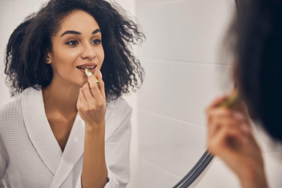 Frauen sollten nicht zu viel Make-up benutzen. Schließlich möchte Ihr Gegenüber Sie kennenlernen, wie Sie sind und nicht eine Maske sehen, hinter der Sie sich verstecken. Dasselbe gilt übrigens für den Charakter: Seien Sie sie selbst! Männer sollten mit dem Aftershave nicht übertreiben und auch nicht kurz vorm Date einen "Ich zupf mir jetzt mal die Augenbrauen"-Anfall kriegen. (Bild: iStock/yacobchuk)