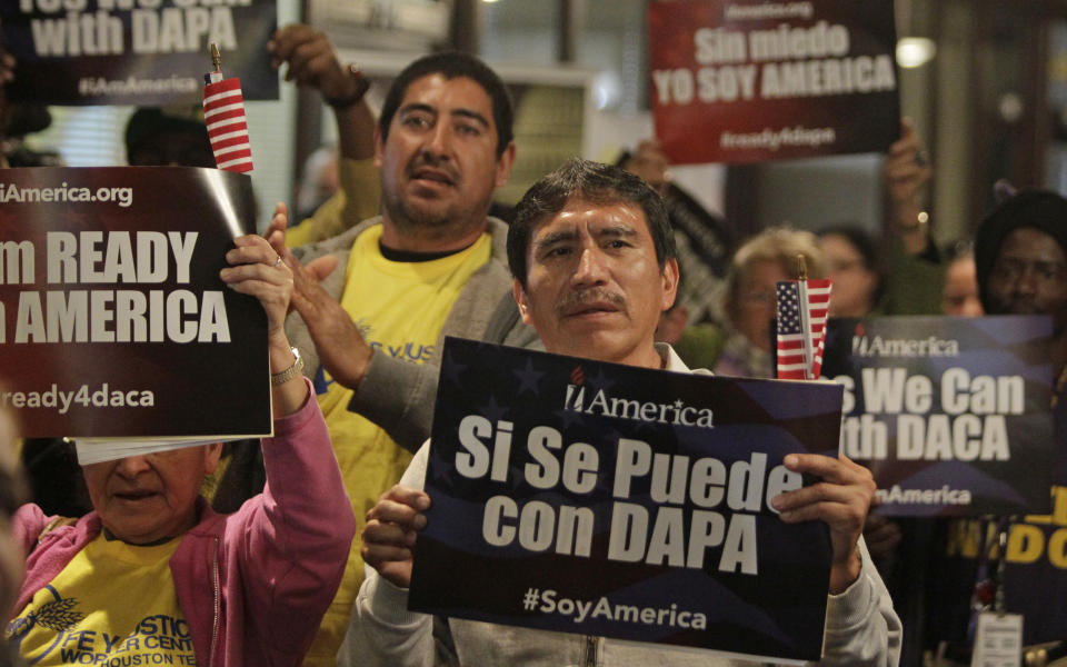 Inmigrantes expresan su apoyo a DAPA y el nuevo DACA, alivios migratorios bloqueados por un juez. (AP)