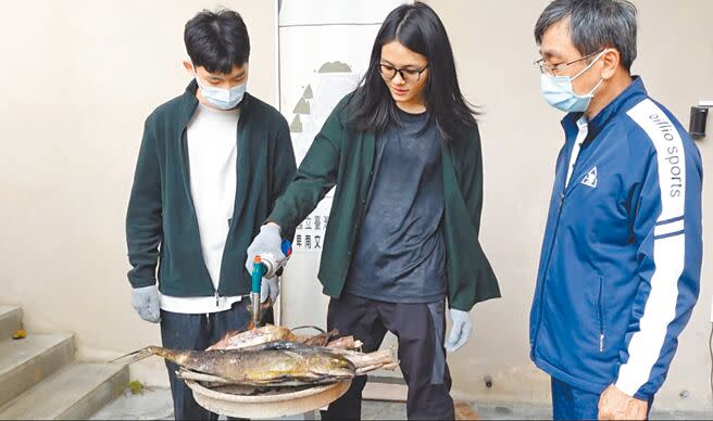 國立台東大學文化資源與休閒產業學系師生推出仿古史前特餐。（蔡旻妤攝）