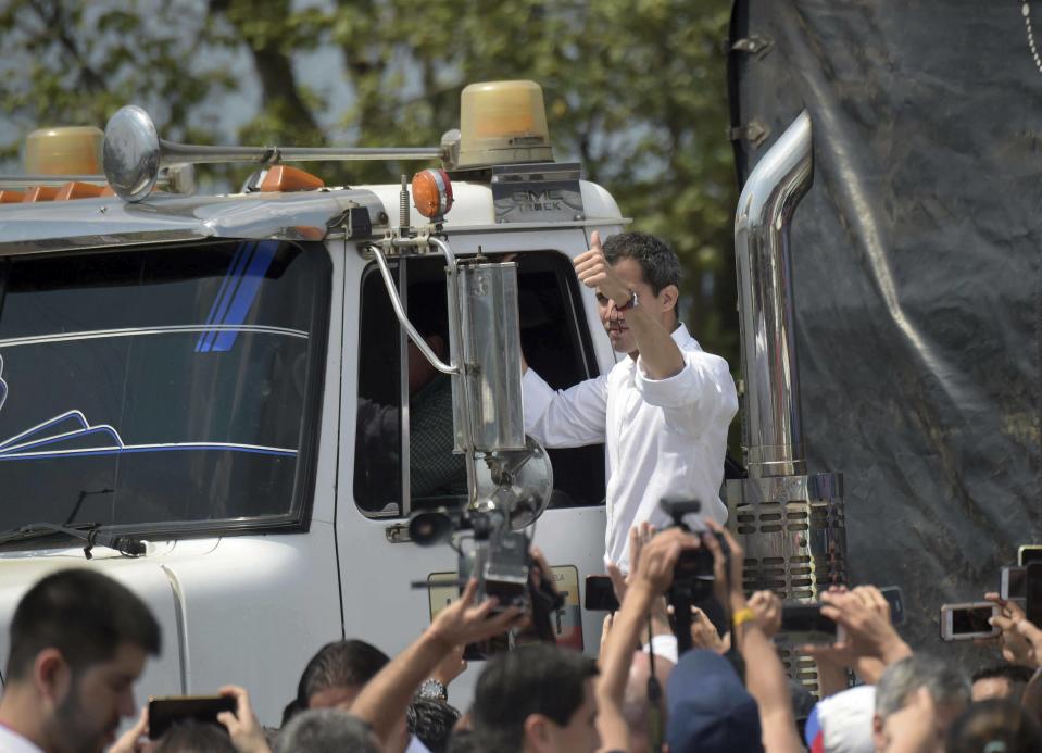 El autoproclamado presidente interino Juan Guaidó levanta el pulgar tras subirse a uno de los camiones con ayuda humanitaria que buscarán ingresar a Venezuela desde Cúcuta, Colombia, el sábado 23 de febrero de 2019. (AP Foto/Fernando Vergara)