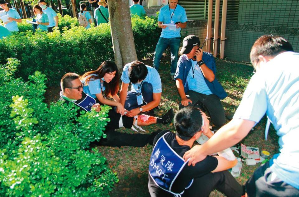 在吳怡農的「後盾計畫」夏令營裡，學員都要接受外傷急救的實務訓練。（吳怡農辦公室提供）