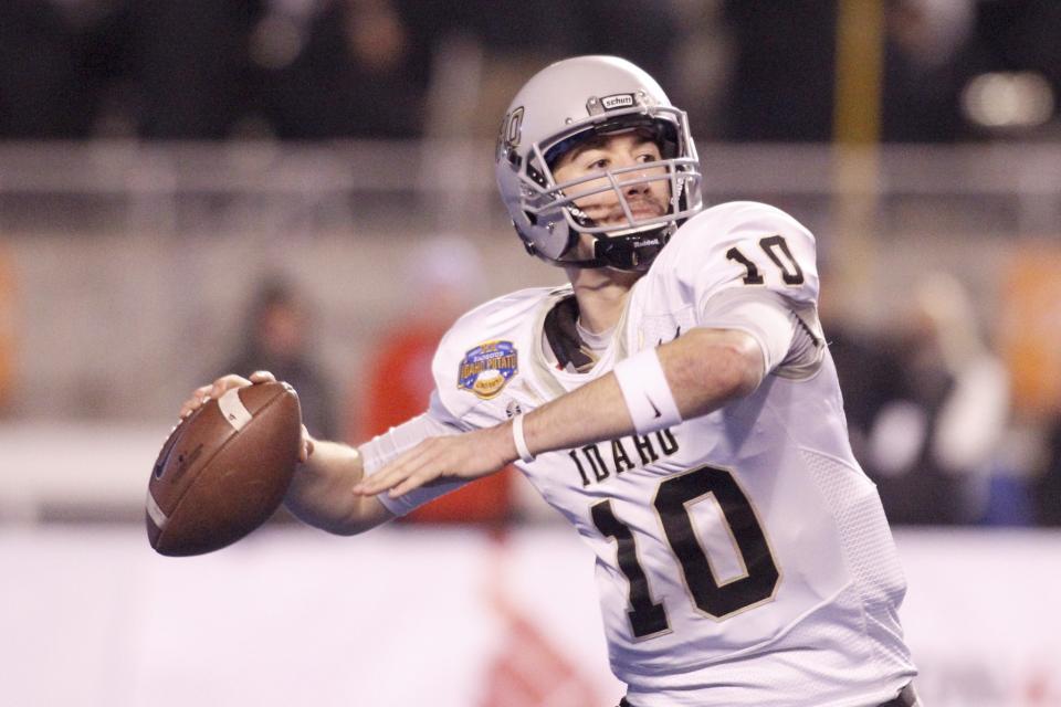 Idaho quarterback Matt Linehan (10) threw for 381 yards and 4 TDs in the win over Colorado State. (AP Photo/Otto Kitsinger)