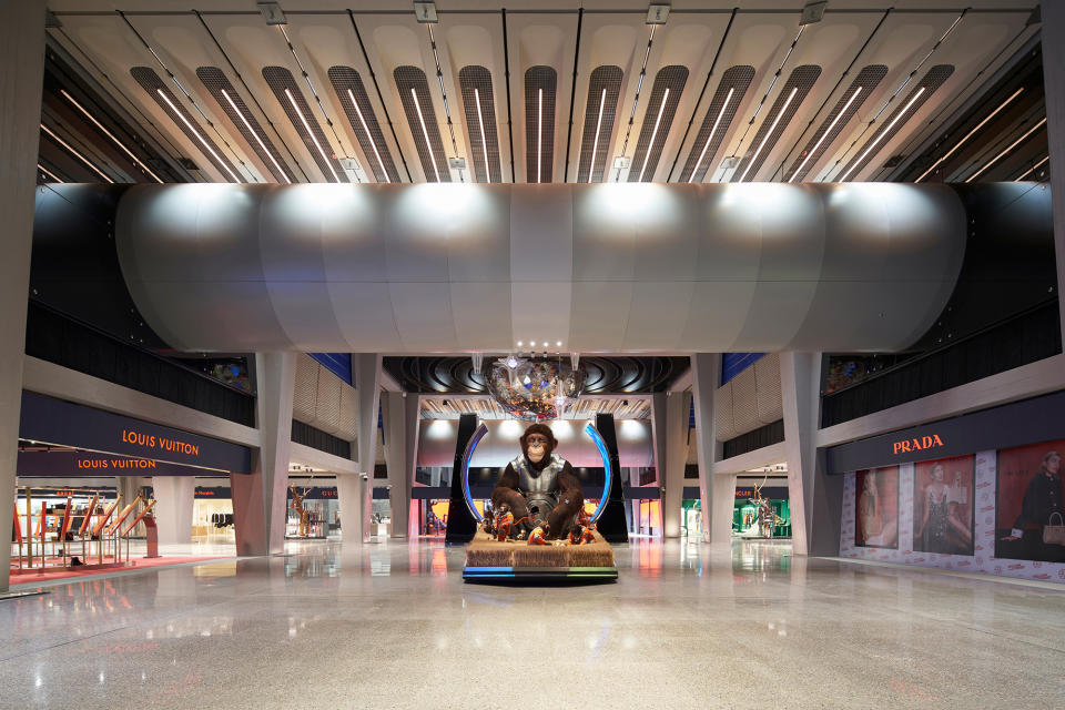 SKP-S Chengdu comes with the “Gorilla Spacewalk” set design, located between the Louis Vuitton and Prada stores. It aims to represent the fusion of time and space and breaking through the time barrier.