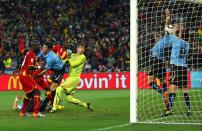 <p>Luis Suarez hat auf dem Fußballplatz schon für so manchen Aufreger gesorgt. Im Viertelfinale der WM 2010 gegen Ghana betätigte sich der uruguayische Stürmer in Minute 120 als Torhüter, klärte mit der Hand auf der Linie - und sah die rote Karte. Den anschließenden Elfmeter vergab Ghana und verlor dann im Elfmeterschießen. Suarez freute sich diebisch. (Bild: Getty Images / Cameron Spencer)</p> 