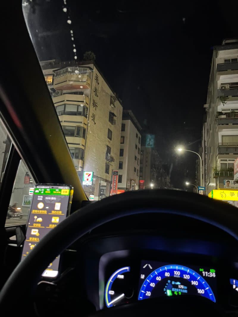 ▲黃少谷開始跑計程車，一路接客到半夜。（圖/黃少谷臉書）