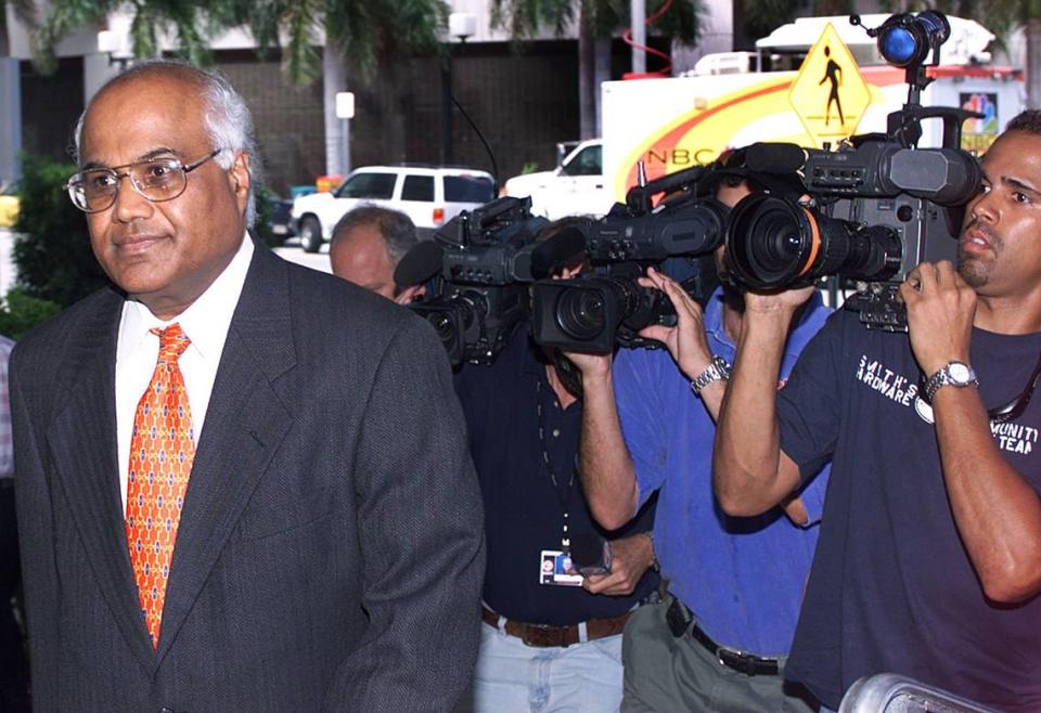 8/6/01 Al Diaz/Herald Staff--Miami--El ex director de Finanzas de la Ciudad de Miami Manohar Surana se declara culpable de conspiración para cometer extorsión, soborno y lavado de dinero. En la foto, Surana pasa junto a los medios frente al tribunal federal.