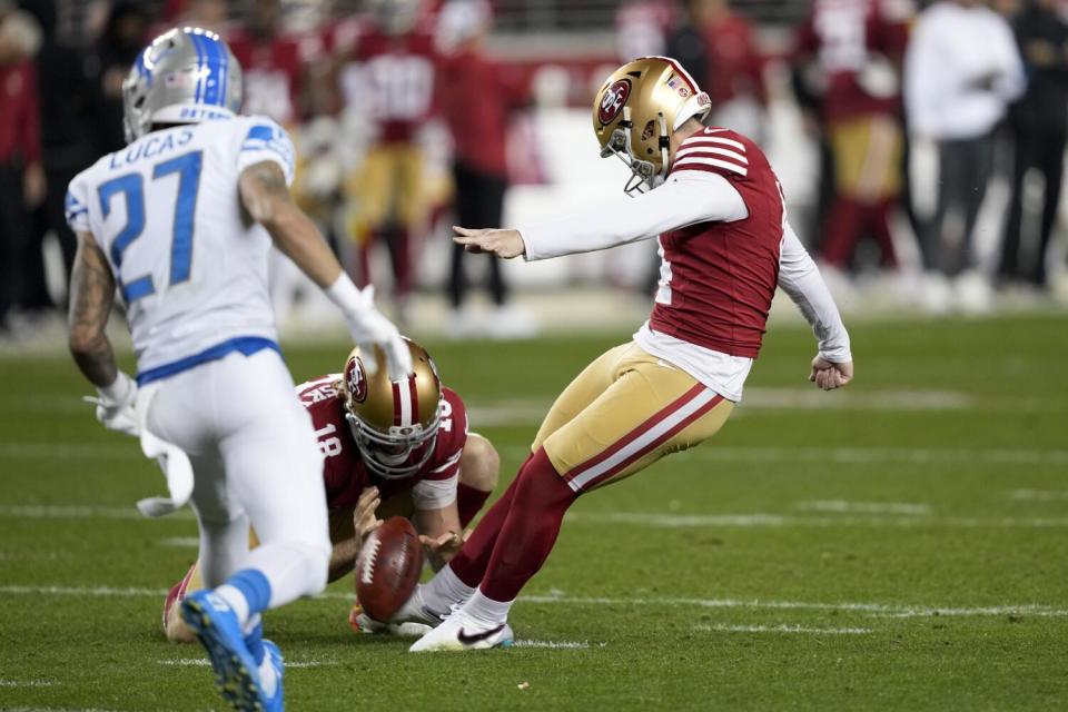 Der Placekicker der San Francisco 49ers, Jake Moody, schießt unbeholfen ein Field Goal gegen die Detroit Lions.