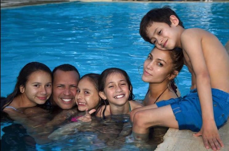 Los hijos de Lopez y Rodriguez compartiendo en la piscina en Las Vegas. Instagram @jlo