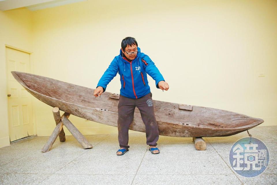林榮康在有百年歷史的獨木舟前，解說先民如何利用獨木舟遠航。