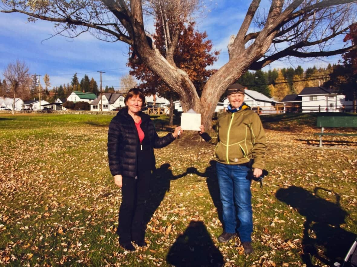 Nancy Nester, left, hand-delivers a Christmas card to Catherine Crewe in Kimberley, B.C., in 2020. The pair has been exchanging the same card since 1964, a tradition started by their mothers. (Submitted by Nancy Nester - image credit)