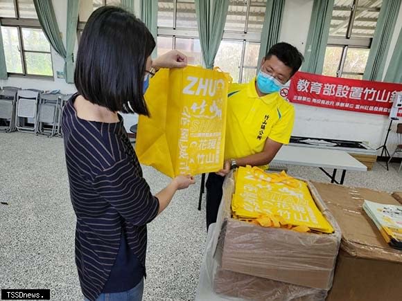 竹山公所投入200萬搶救鎮內經濟，啟動發送環保袋作業。(竹山鎮公所提供)