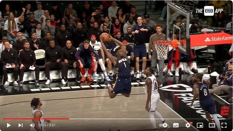 威廉森（Zion Williamson）超狂「空中接力」。（翻攝自ESPN YT）