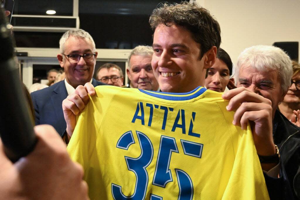 Gabriel Attal a reçu un maillot du FC Schaux-Montbéliard le 16 mars 2024, en marge de l’inauguration de la deuxième édition de la Capitale française de la Culture. 