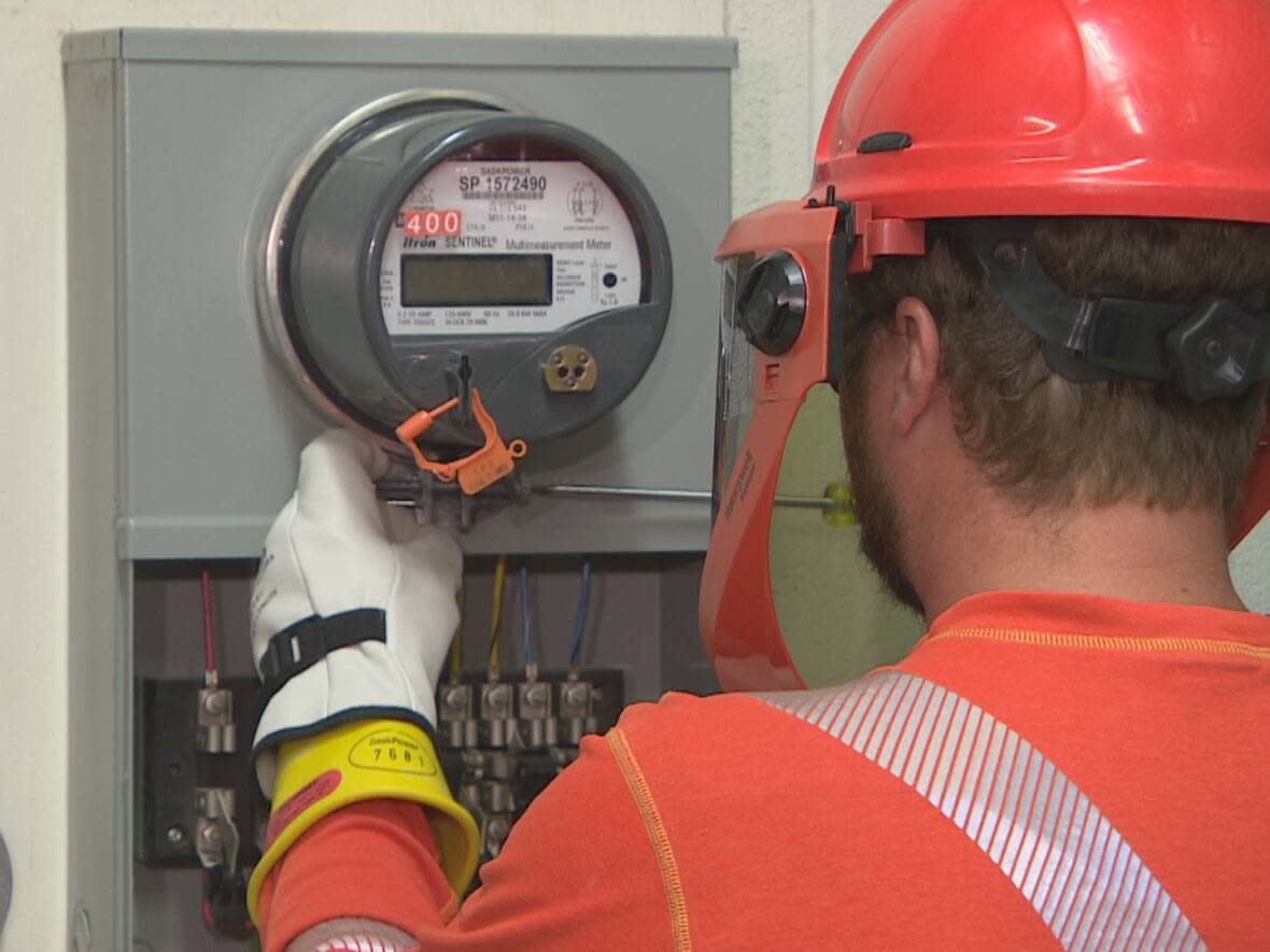 Smart meters are how hydro companies are able to offer time-of-use electricity plans to their customers. As of May 1, a new ultra-low overnight rate will be available, but most Ontarians won't be able to opt in for several more months. (Radio-Canada - image credit)
