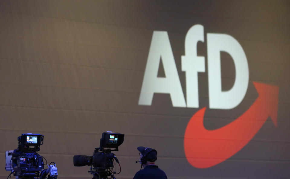 Kameras stehen vor dem an eine Wand projizierten Logo der Partei Alternative für Deutschland (AfD). (Bild: Karl-Josef Hildenbrand/dpa)