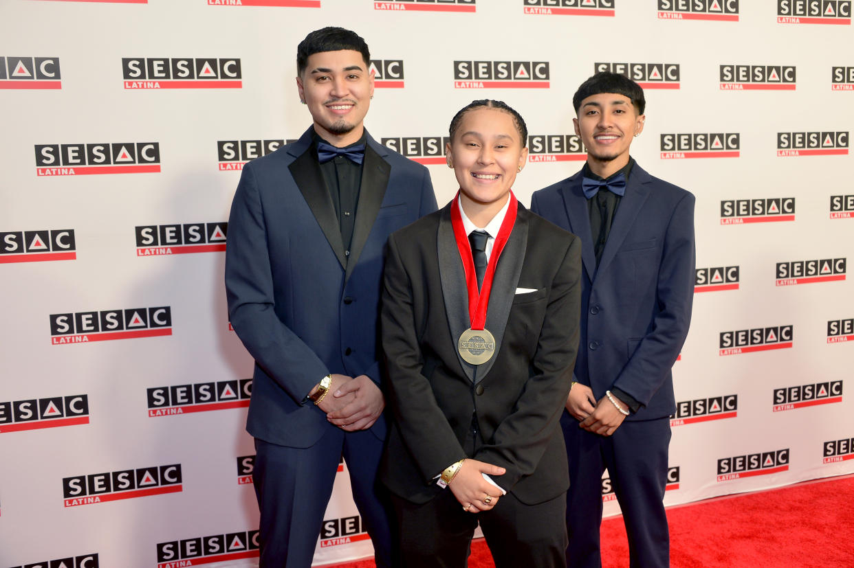 Yahritza y Su Esencia: Armando Martínez, Yahritza Martínez y Jairo Martínez. (Photo by Unique Nicole/Getty Images)