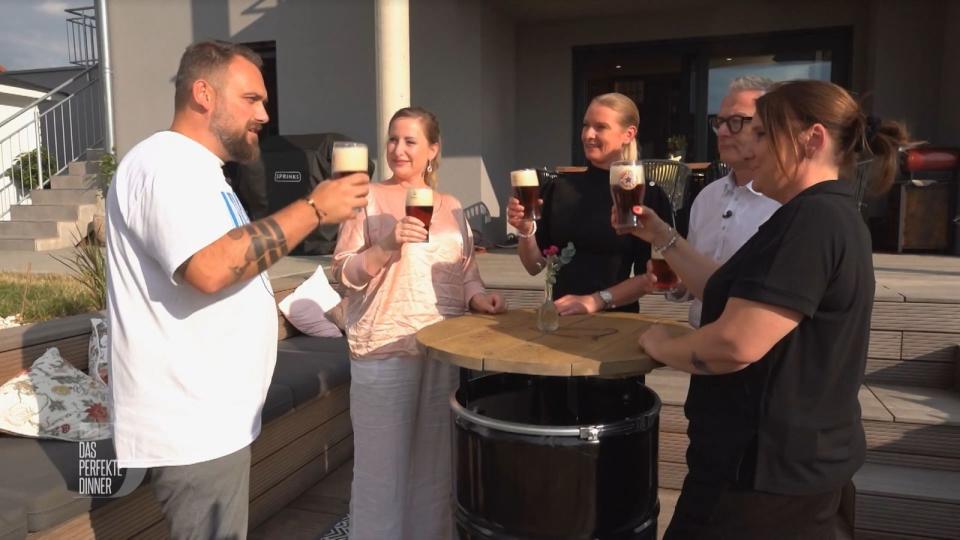 Mit einem Bierchen beginnt der Abend, von links: Gastgeber Richi, Julia, Kathi, Sam und Bine.
 (Bild: RTL)