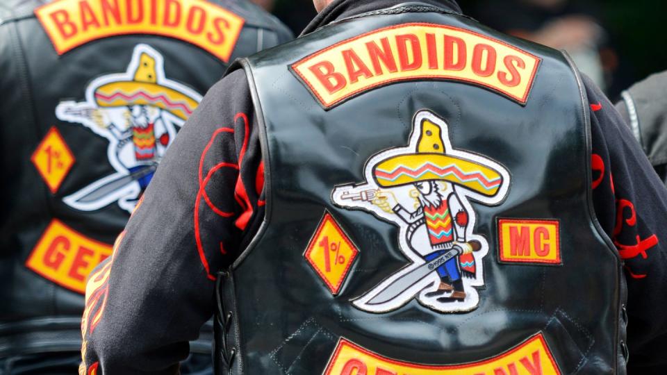 <span>"Bandidos Germany" steht auf dem Rücken von Westen, die Mitglieder des Motorradclubs «Bandidos» tragen.</span>