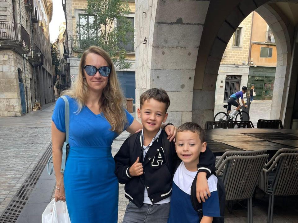 Die Autorin mit ihren beiden Söhnen am ersten Schultag im spanischen Girona. - Copyright: Nicola Prentis