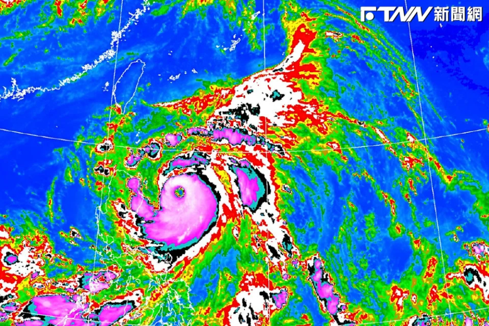 中度颱風「杜蘇芮」強度持續增強長胖，今日凌晨5點的中心位置在鵝鑾鼻東南方約670公里海面上，向西北西進行。（圖／中央氣象局）