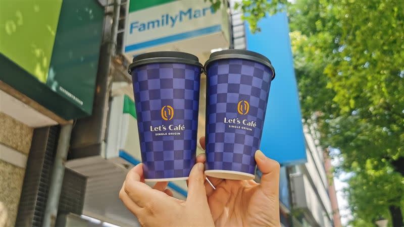 全家使用全盈+PAY支付，可享Let’ s Café大杯特濃拿鐵「買1送1」。（圖／業者提供）