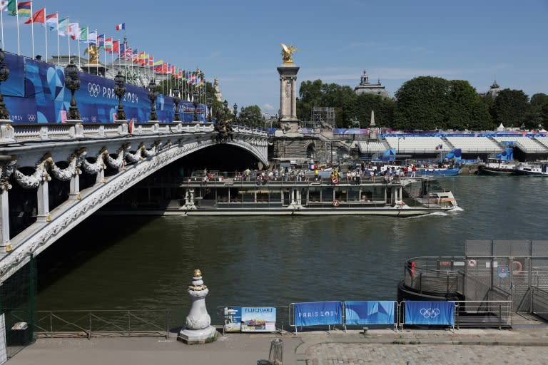 Un barco turístico navega por el río Sena junto al puente Alejandro III en el día después de la apertura olímpica de París-2024, el 28 de julio de 2024 (Valentine CHAPUIS)