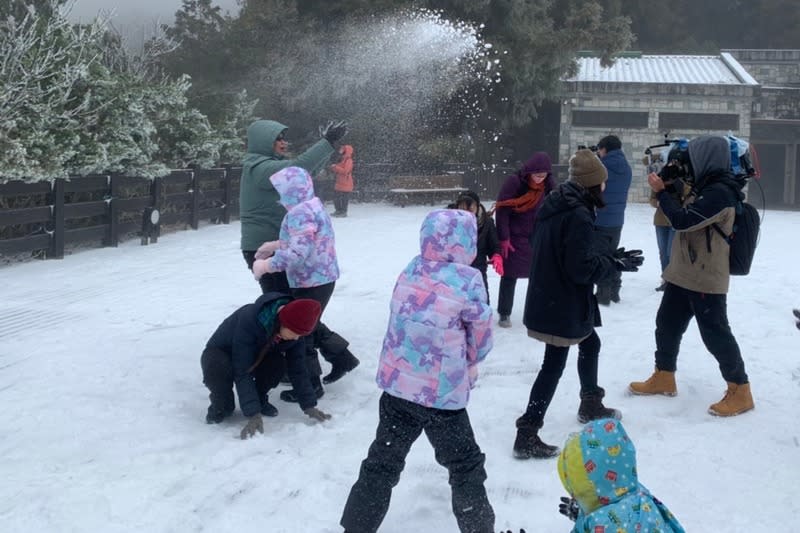 宜蘭太平山下雪，不少民眾興奮打起雪仗。（中央社／農業部林業及自然保育署宜蘭分署提供）