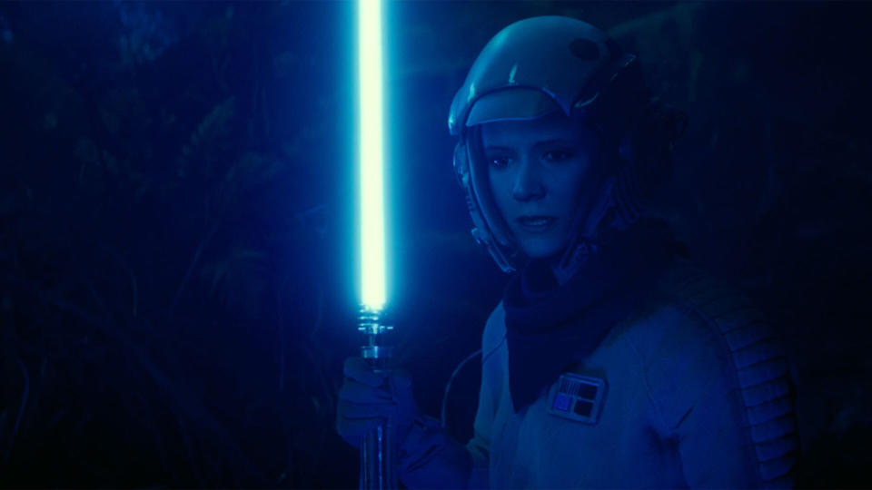 Leia brandit un sabre laser dans une scène de flashback pendant 'Star Wars : L'Ascension de Skywalker'.  (Crédit : Disney/Lucasfilm)