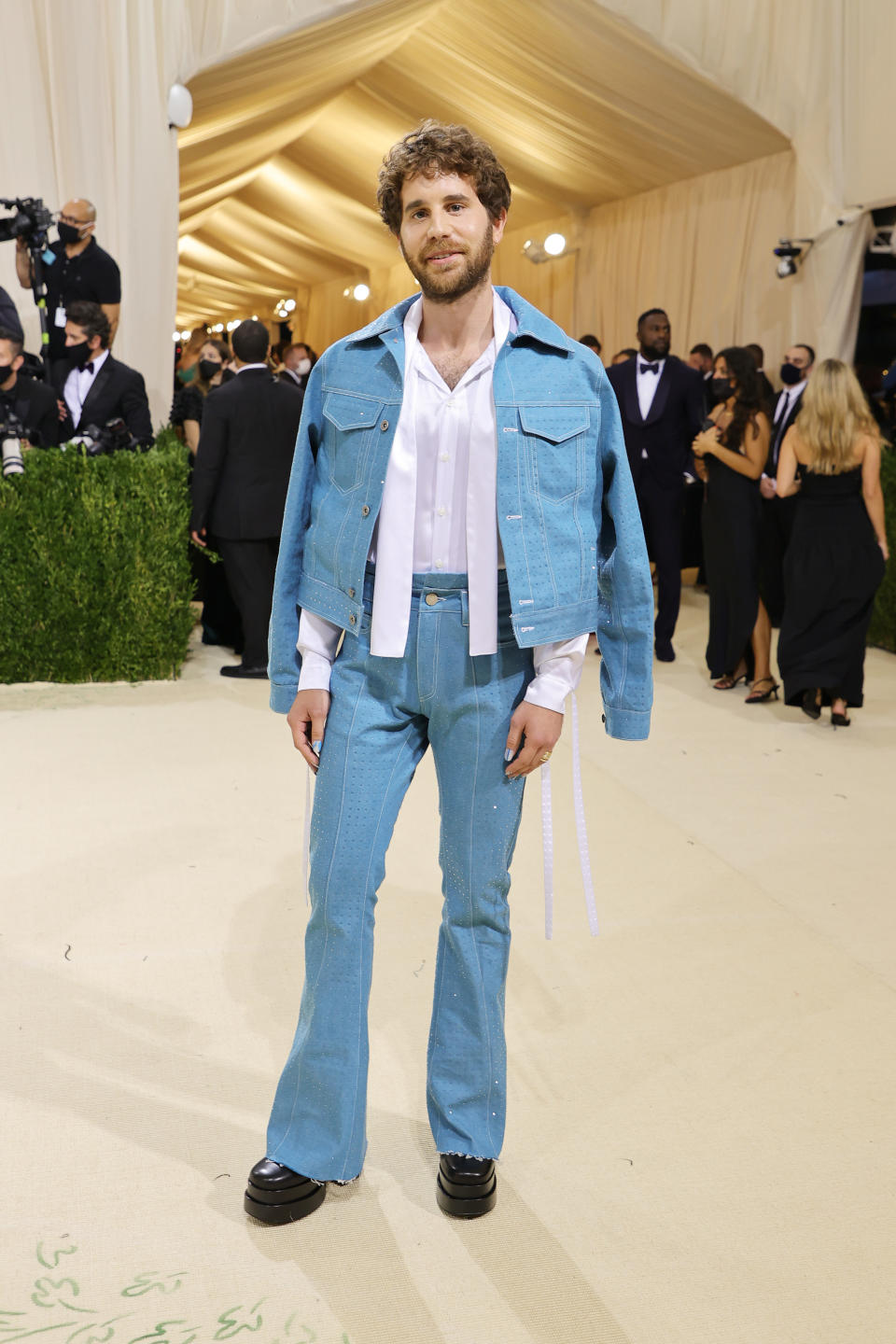 <p>L'acteur Ben Platt s'est inspiré d'une tenue très américaine des années 80. (Photo by Mike Coppola/Getty Images)</p> 