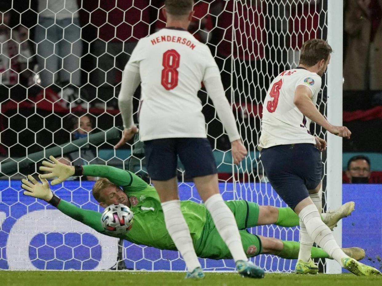 Dänen-Keeper Schmeichel während EM-Halbfinale von Laser geblendet