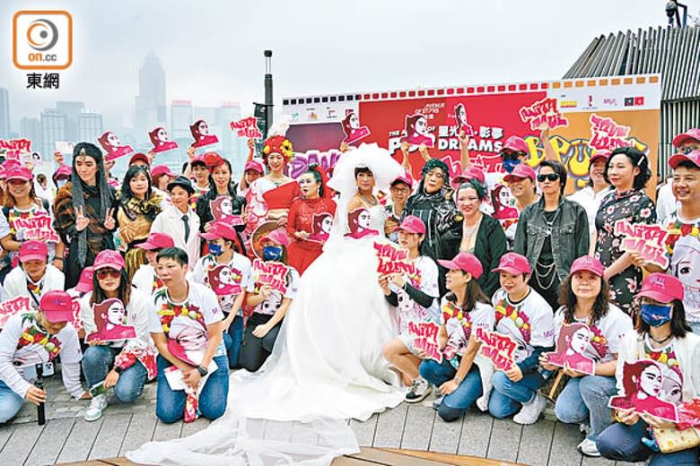 有歌迷穿婚紗復刻梅艷芳的經典造型致敬。（袁志豪攝）