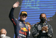 El ganador Max Verstappen (izquierda) y el segundo Lewis Hamilton celebran en el podio tras el Gran Premio de México, el domingo 7 de noviembre de 2021. (AP Foto/Eduardo Verdugo)