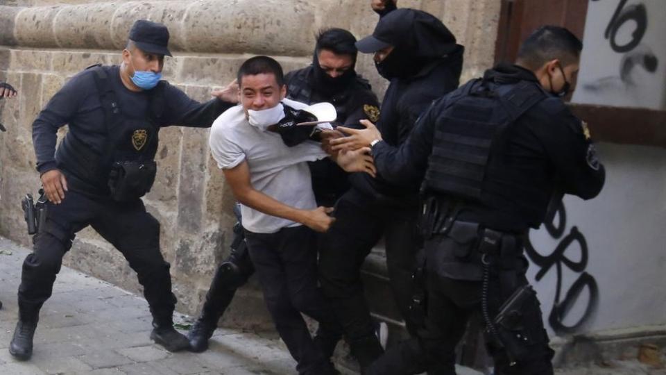 Gente asaltando durante una protesta por la muerte de Giovanni López