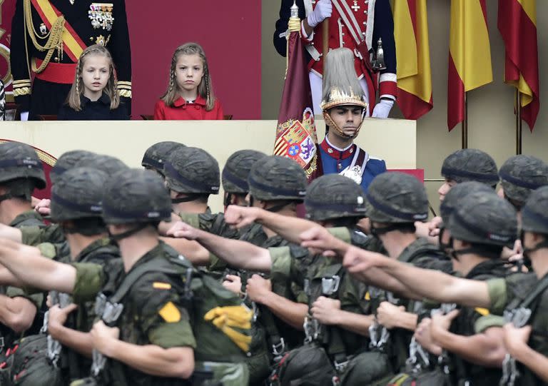 Las princesas Leonor y Sofía miran un desfile militar en 2016